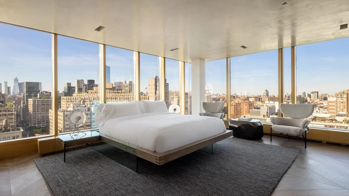 De slaapkamer in het penthouse van Bobby Axelrod