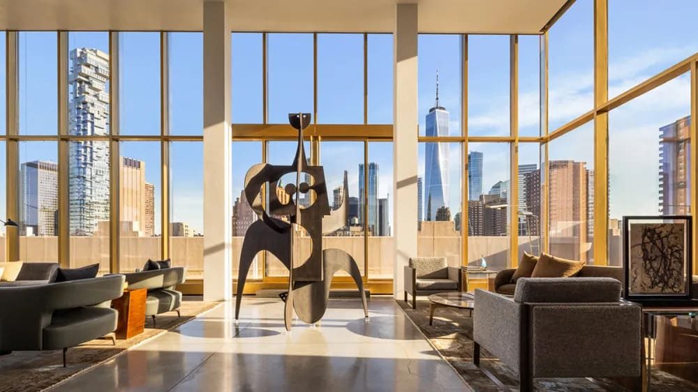De woonkamer in het penthouse van Bobby Axelrod