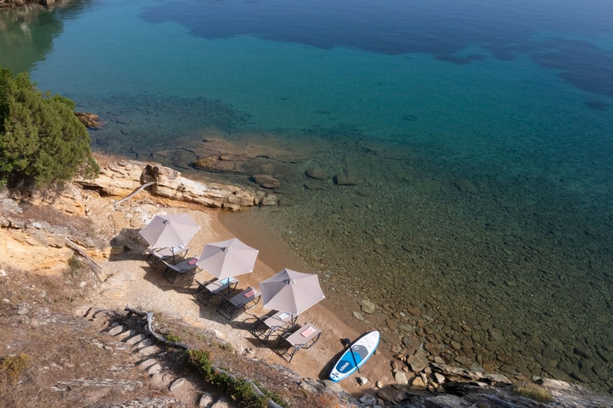 Het strand bij het privé-eiland Argyronisos