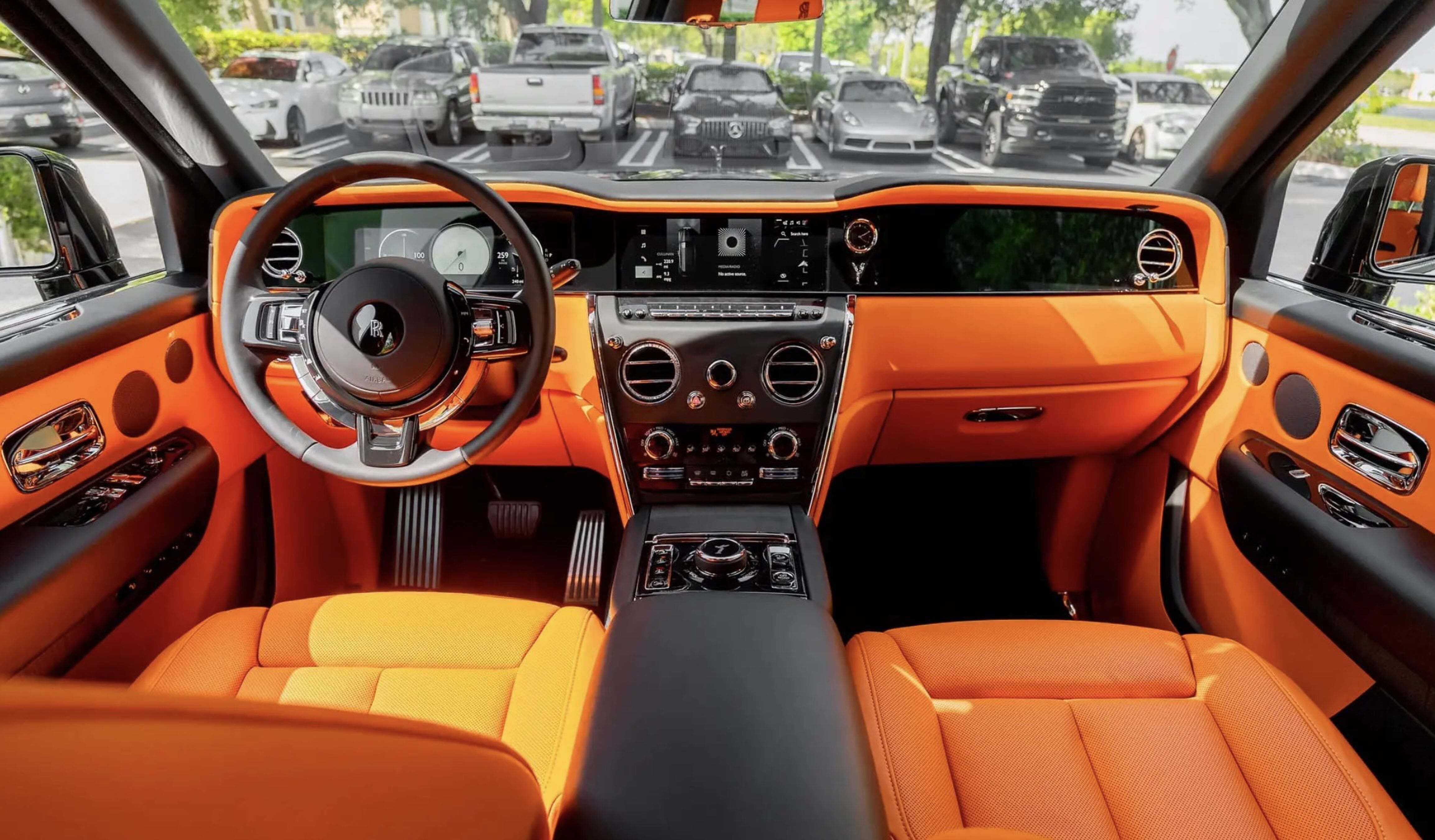 De binnenzijde van de volledig onder handen genomen Rolls-Royce Cullinan