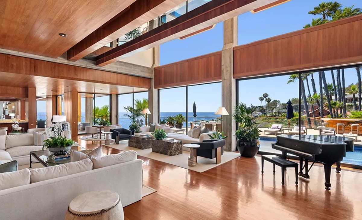 De woonkamer in de villa bij Laguna Beach