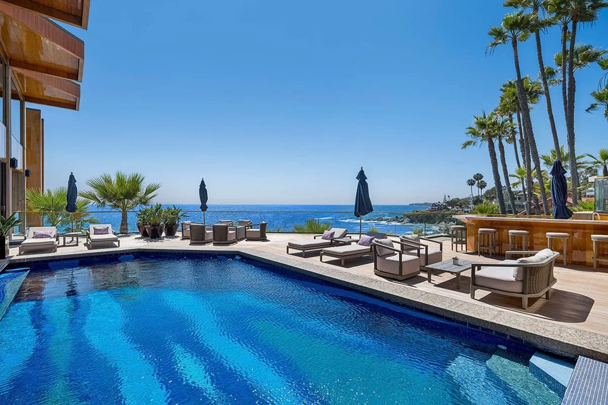 Het zwembad bij de villa bij Laguna Beach