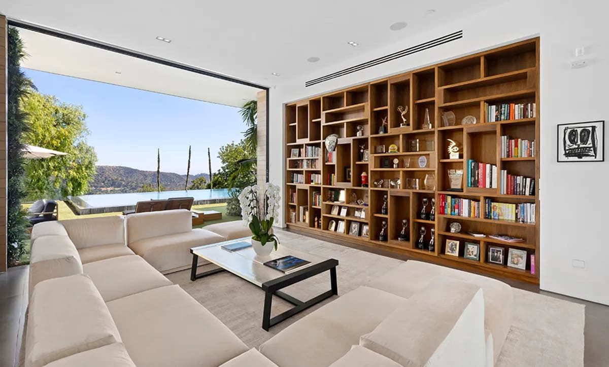 De boekenkamer in de voormalige villa van Zedd in Beverly Hills