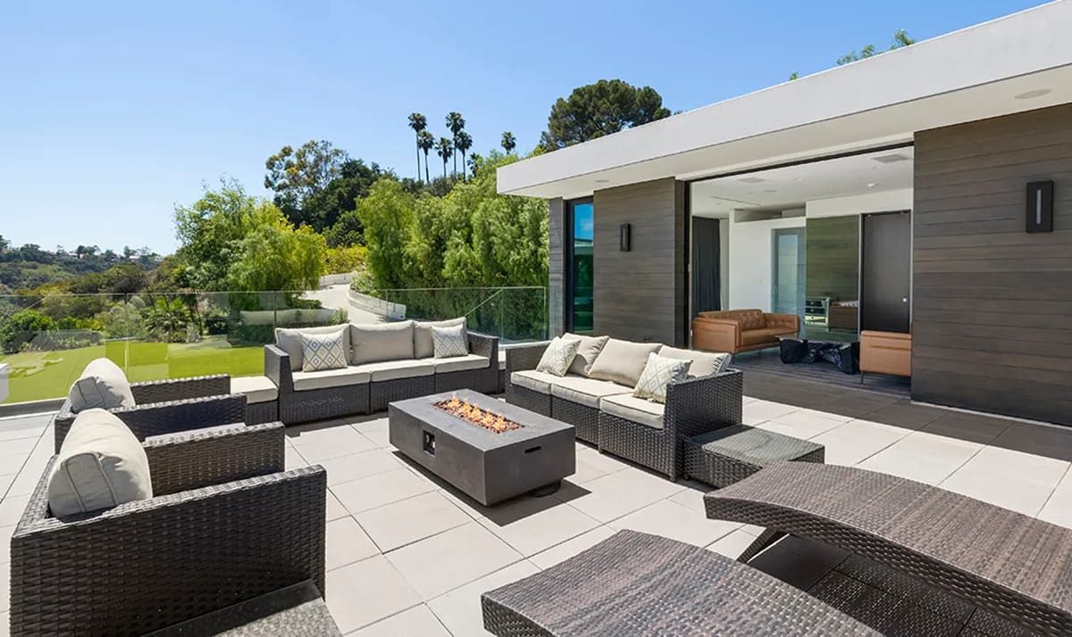 Het terras bij de voormalige villa van Zedd in Beverly Hills