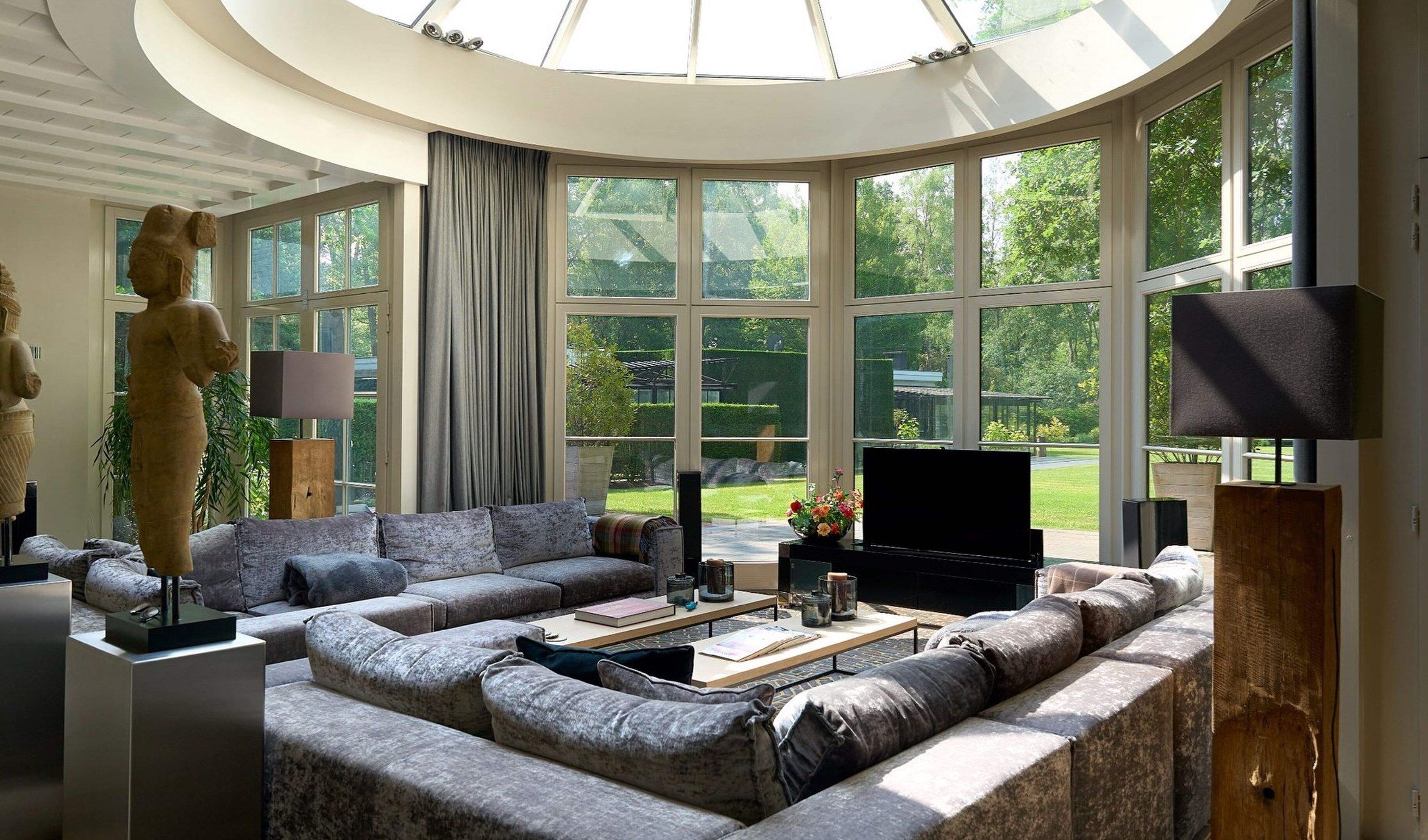 De woonkamer in de villa van George Banken in Schoten