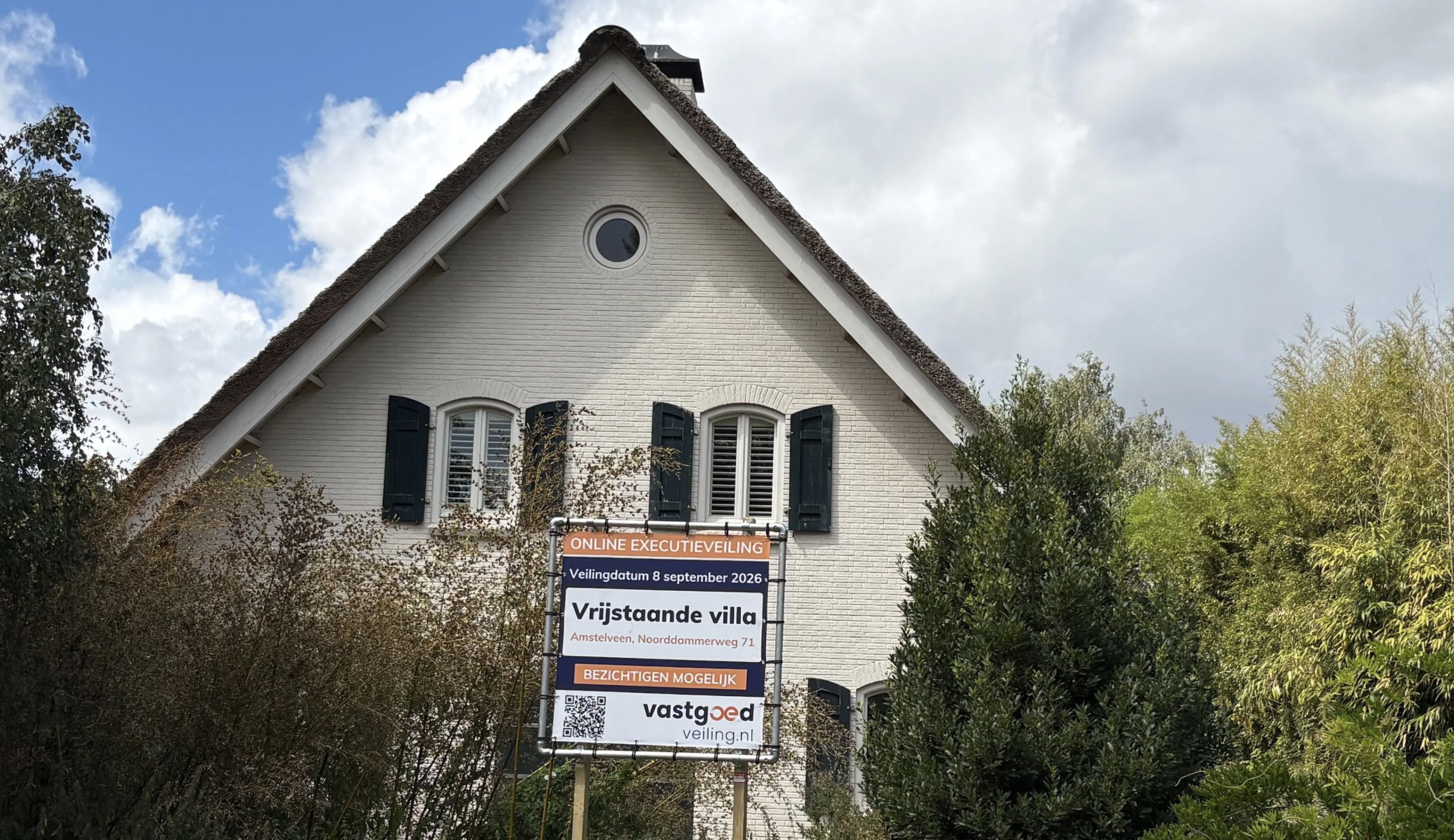 Het veilingbord in de voortuin van de villa van Gregory van der Wiel in Amstelveen