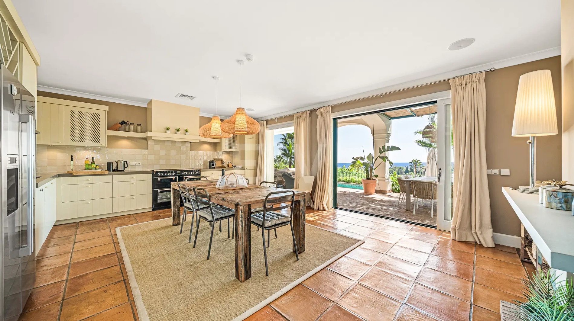 De keuken in de villa van Richard Krajicek en Daphne Deckers in Marbella