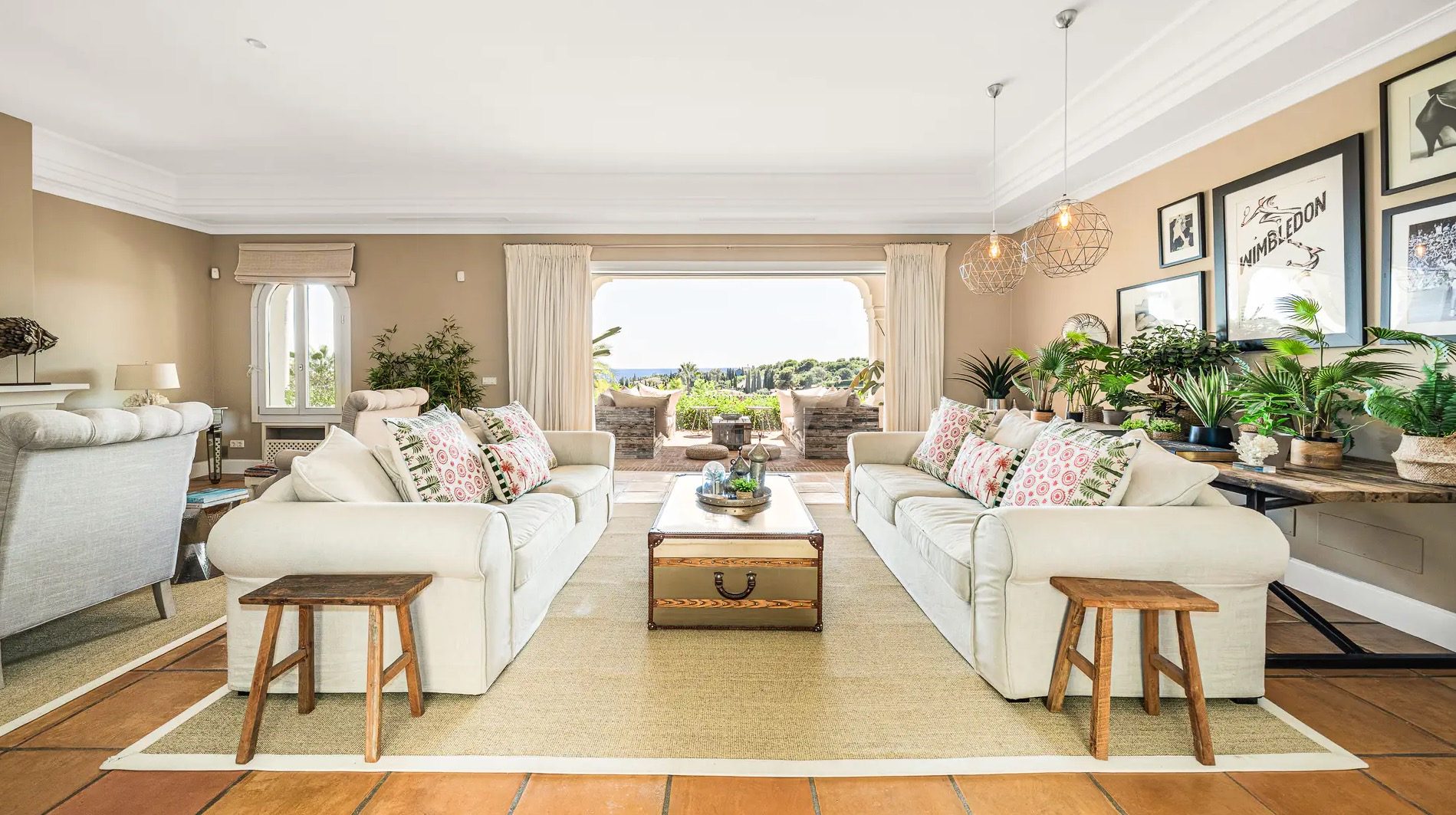 De woonkamer in de villa van Richard Krajicek en Daphne Deckers in Marbella
