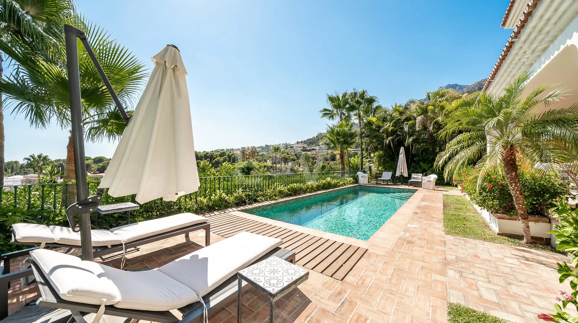 Het zwembad bij de villa van Richard Krajicek en Daphne Deckers in Marbella