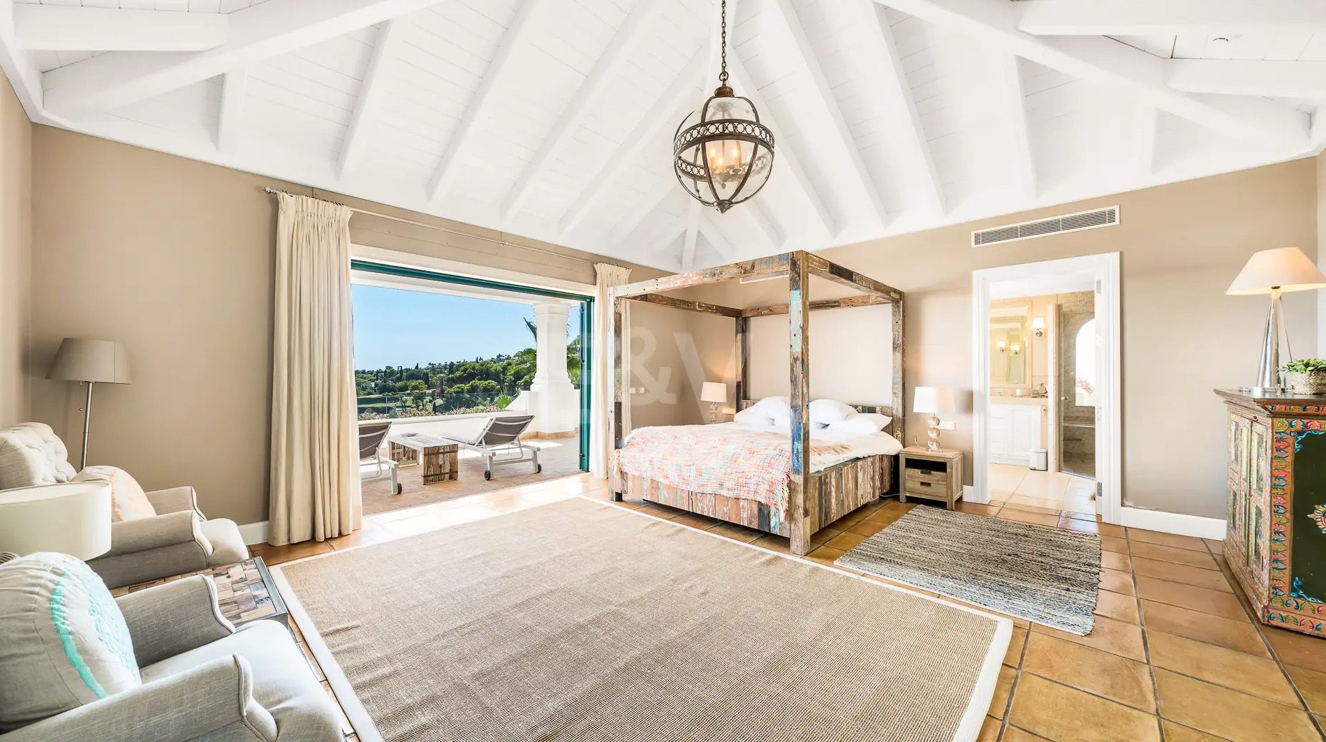 De slaapkamer in de villa van Richard Krajicek en Daphne Deckers in Marbella
