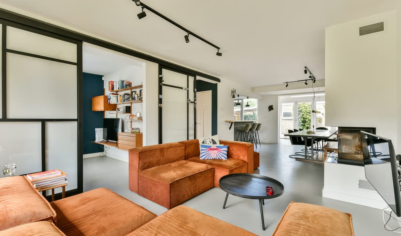 De woonkamer in de woning van Patrick Lodiers in Abcoude