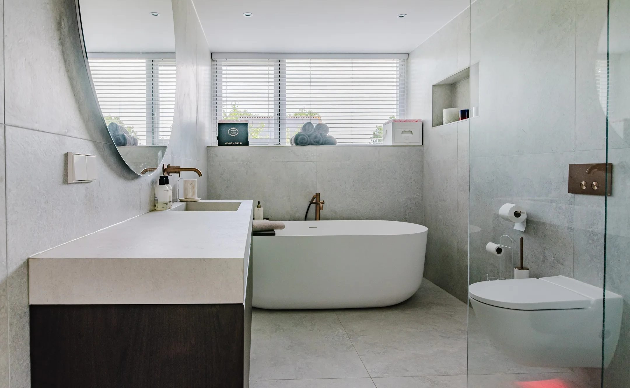 De badkamer met ligbad