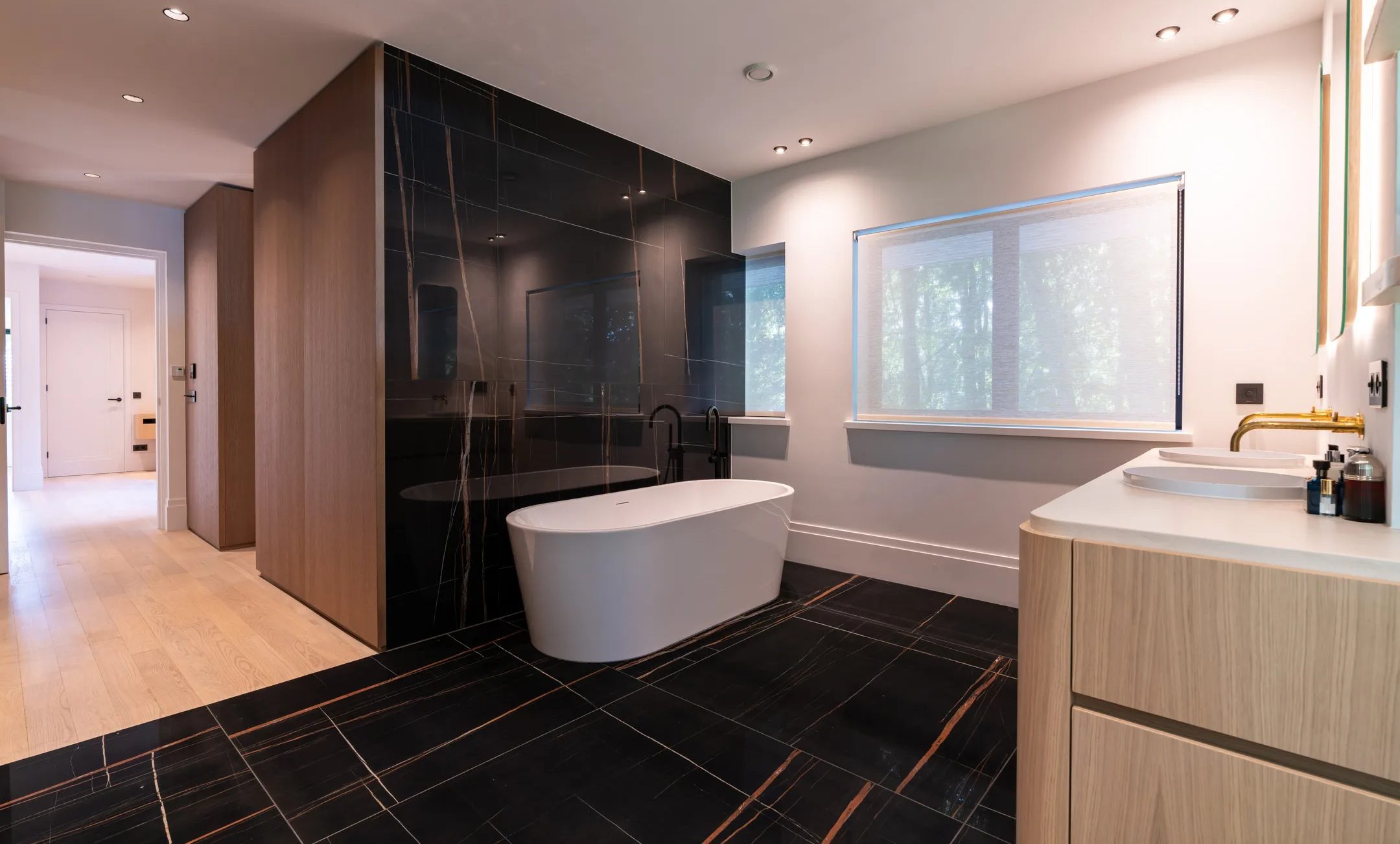 De badkamer met ligbad