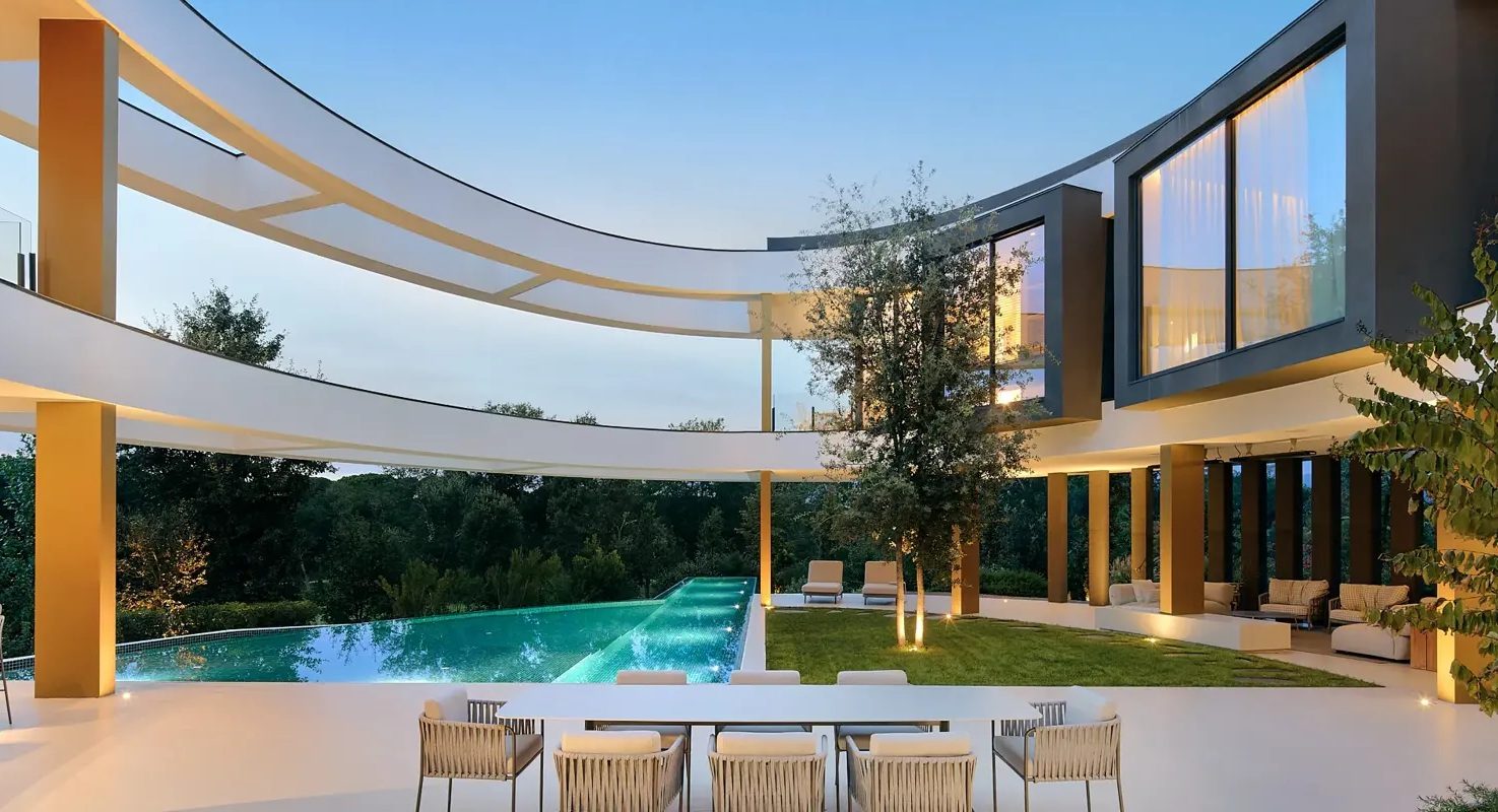 De binnenplaats van de Spaanse villa