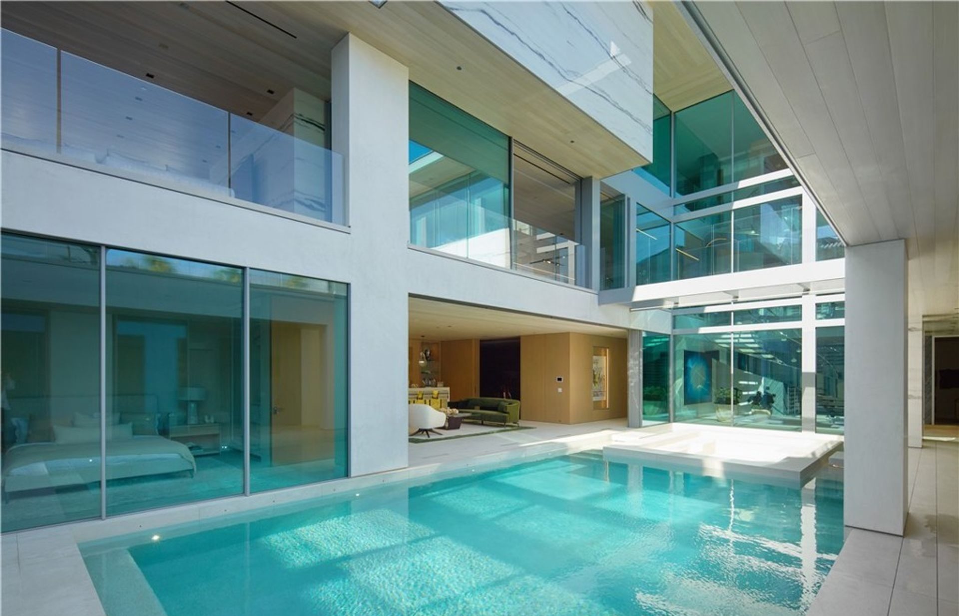 Een zwembad in het herenhuis in Newport Beach