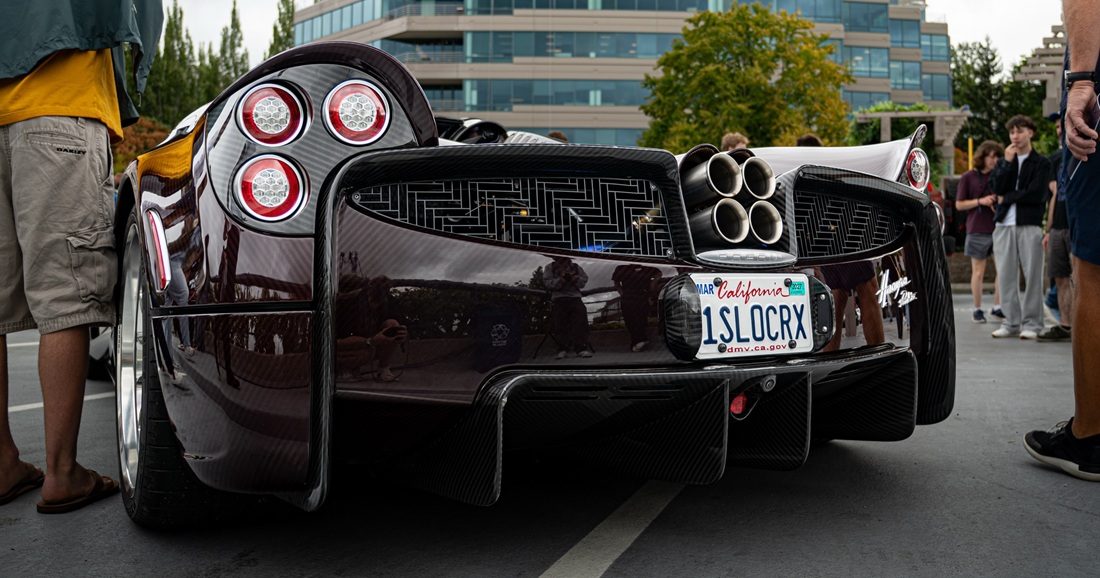 De achterkant van de Pagani Huayra Roadster