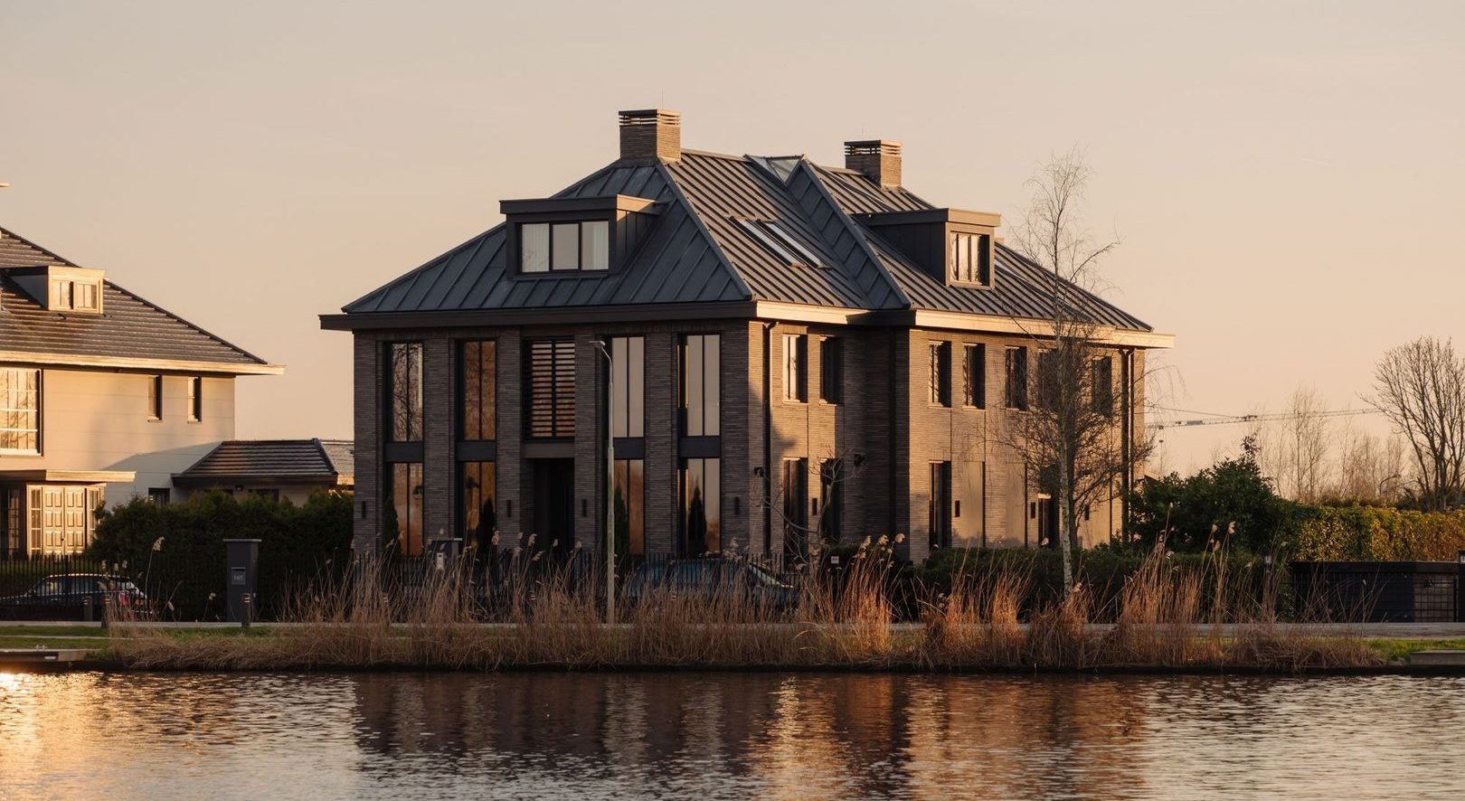 De buitenzijde van de villa aan de Amstel
