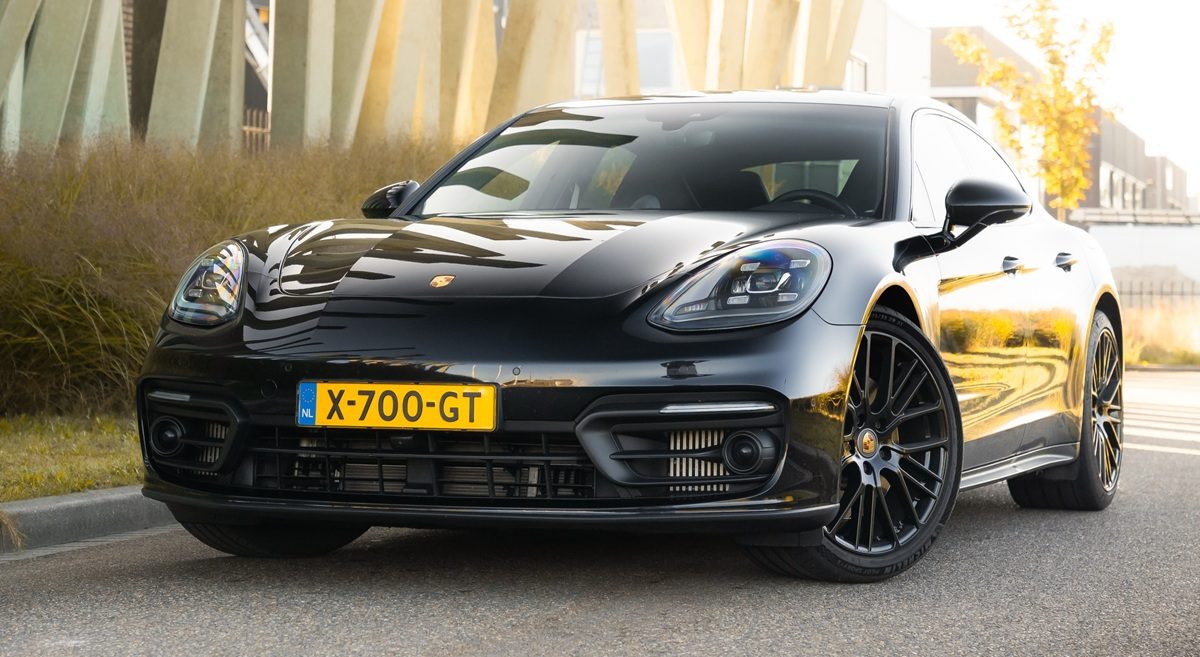 De voorzijde van de Porsche van de TikTokker