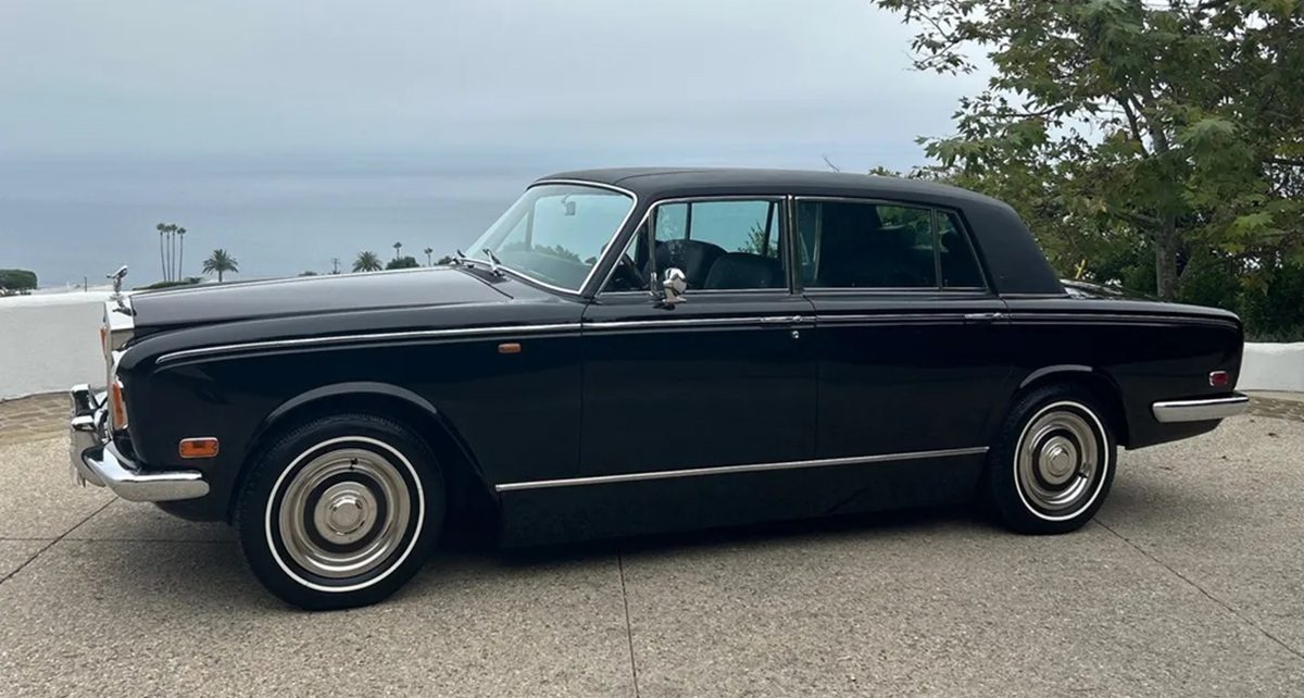 De buitenzijde van de voormalige Rolls-Royce van Johnny Cash