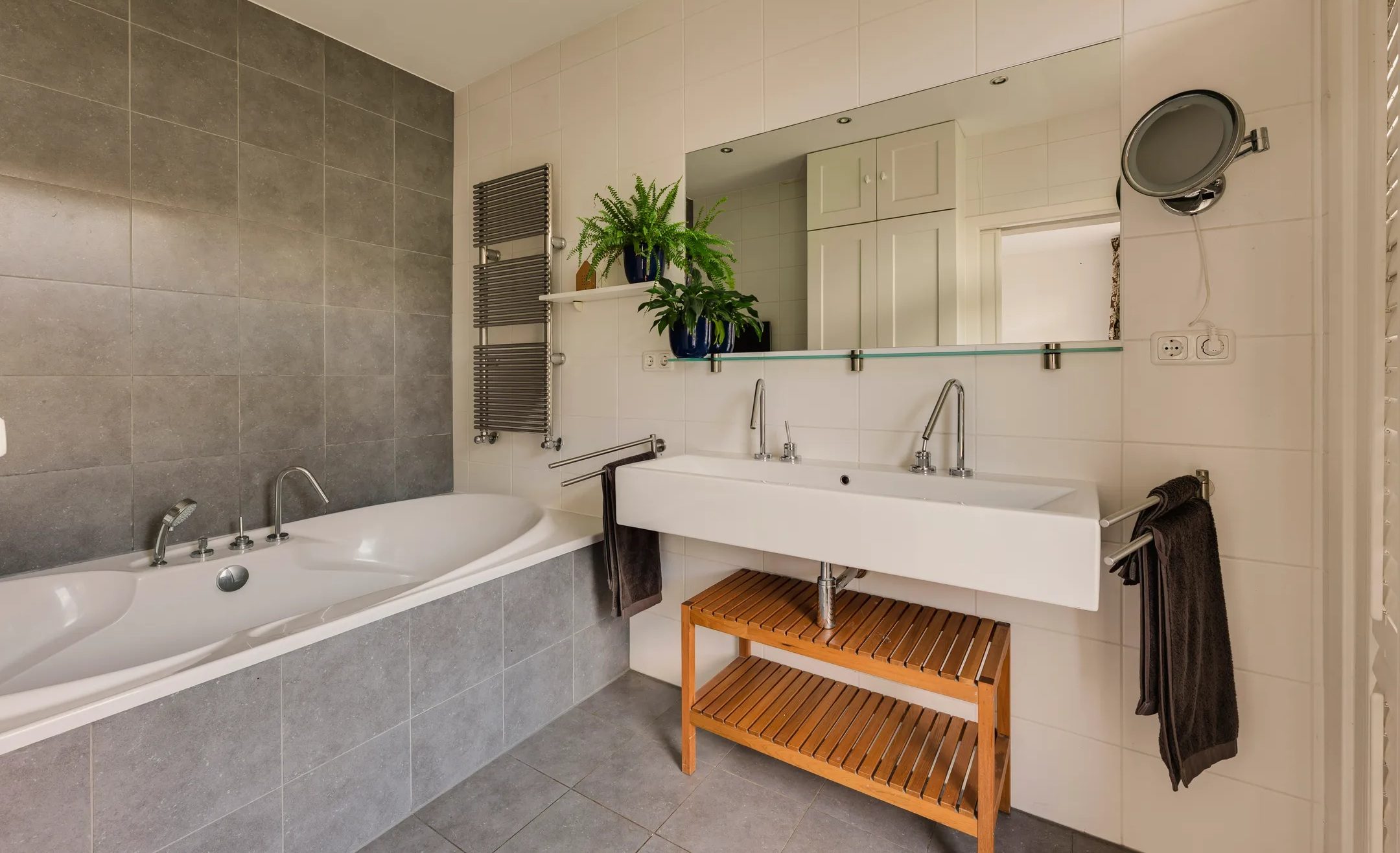 De badkamer met ligbad