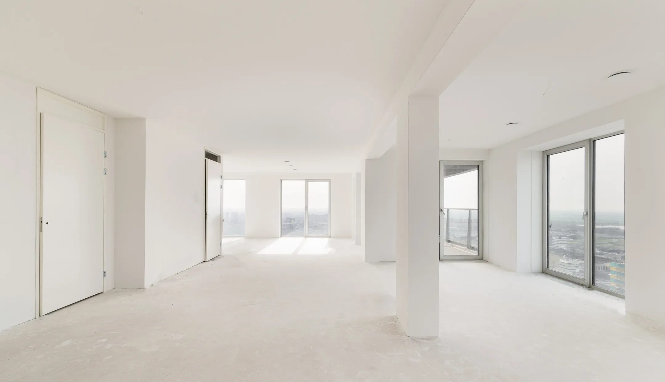 De living van het penthouse van Emma Heesters