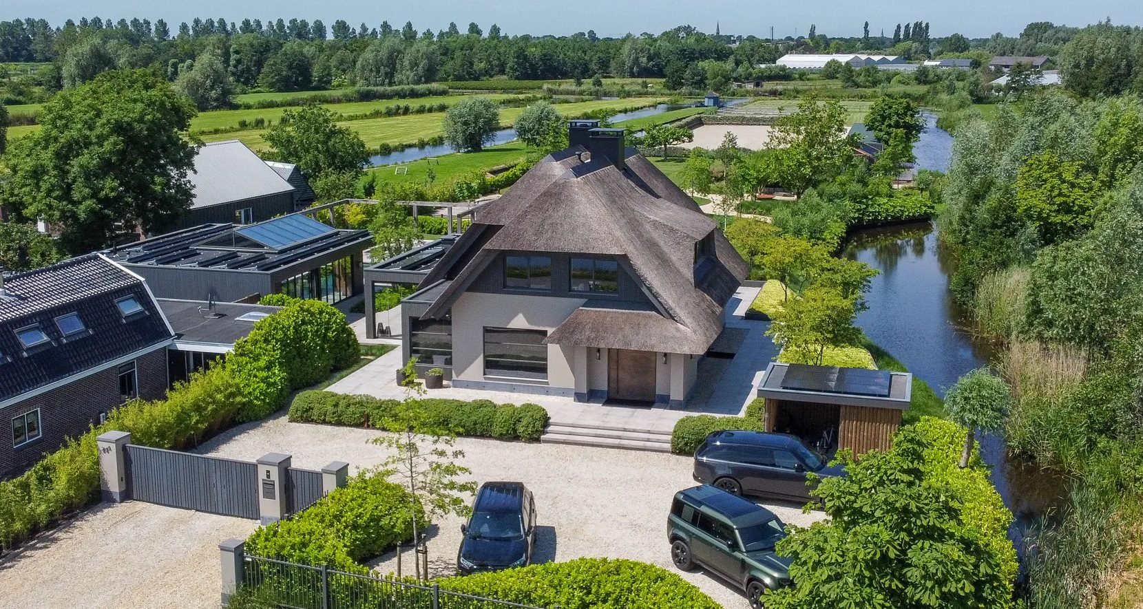 De buitenzijde van de villa in Vinkeveen