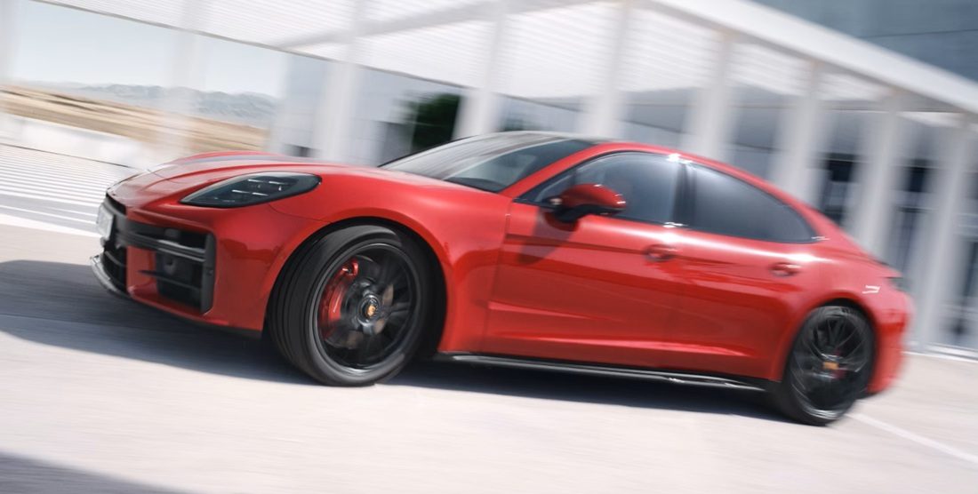 De zijkant van een Porsche Panamera