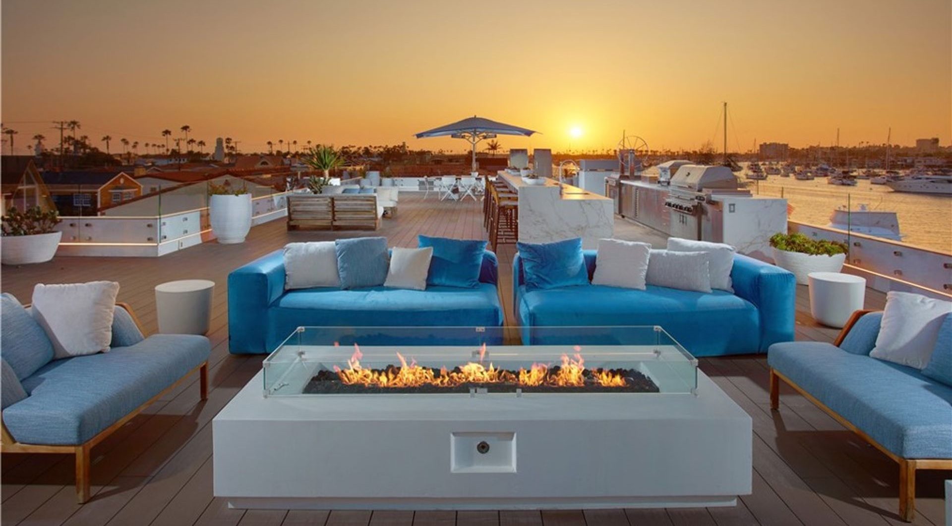 Het dakterras van het herenhuis in Newport Beach