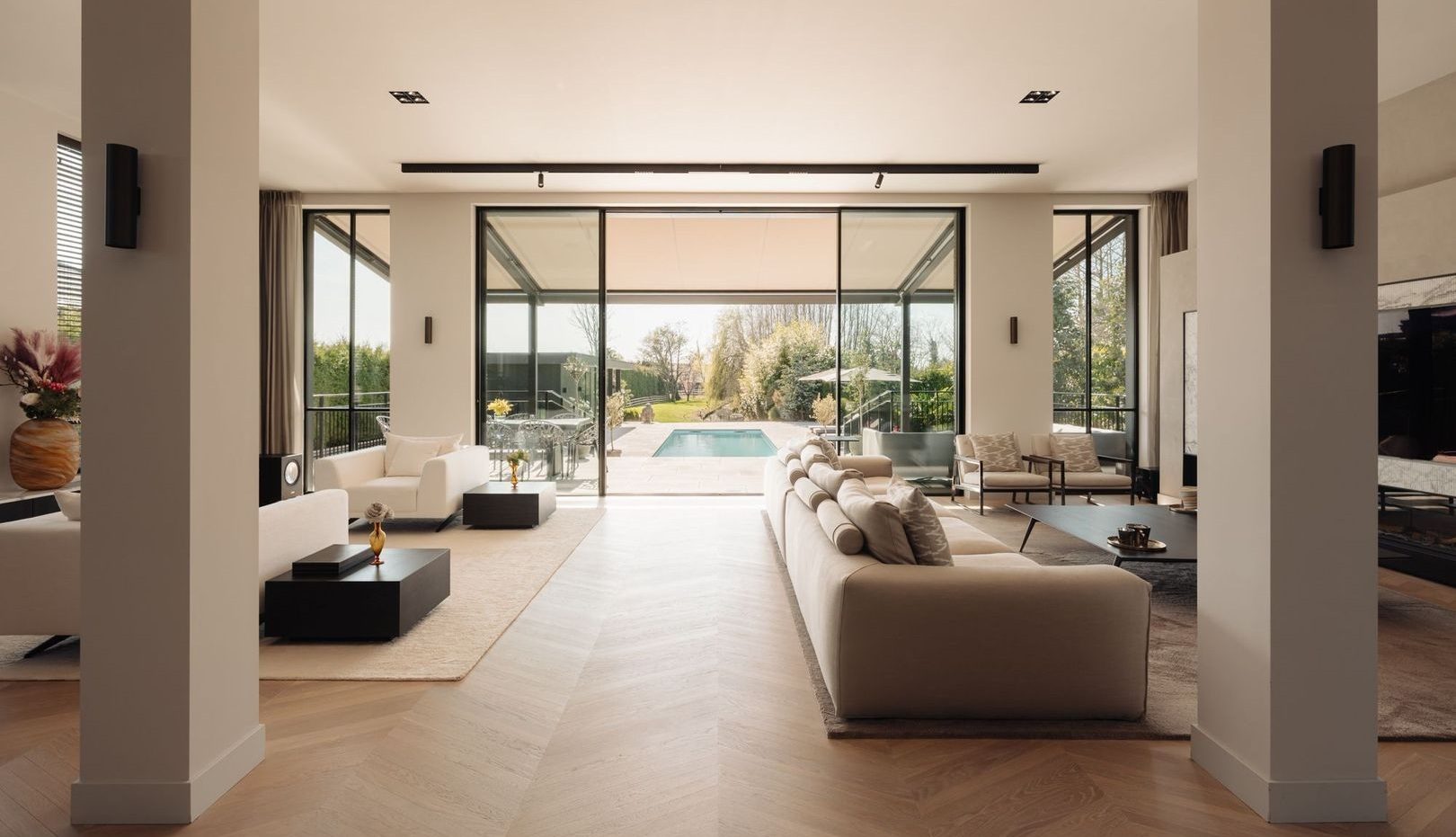 De living van de villa aan de Amstel