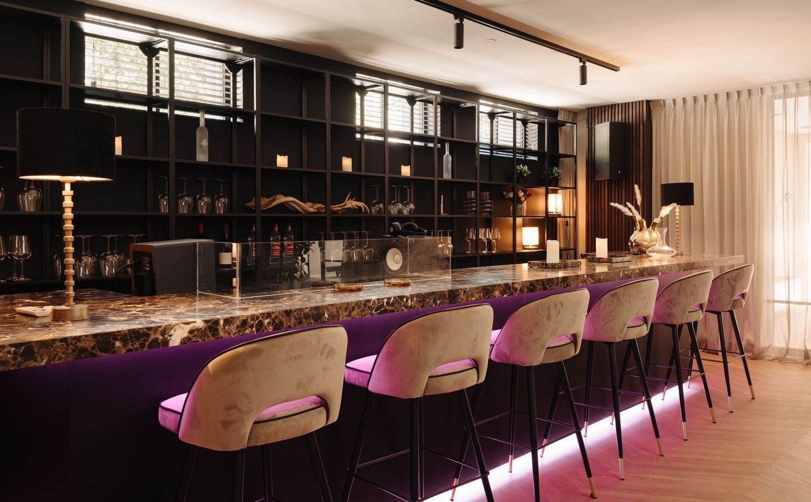 De bar met stijlvolle stoelen