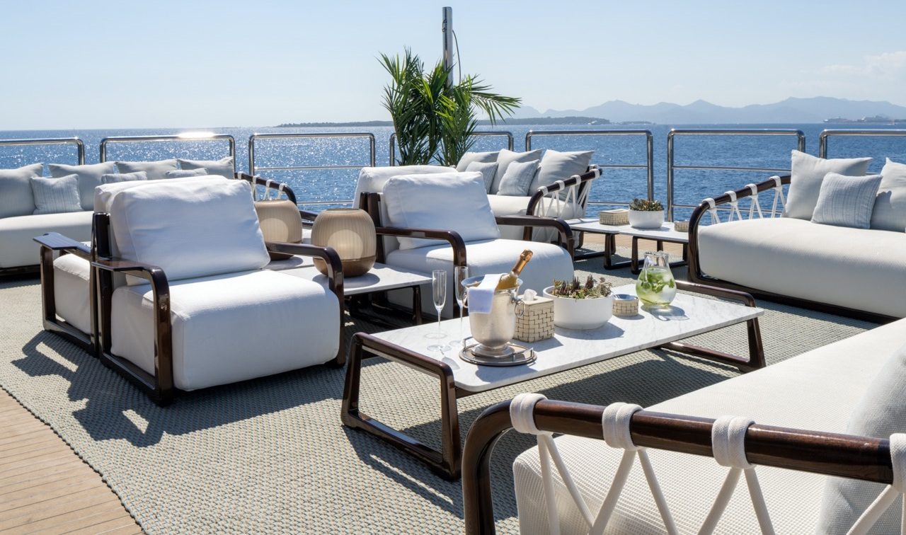 Het terras met comfortabele stoelen