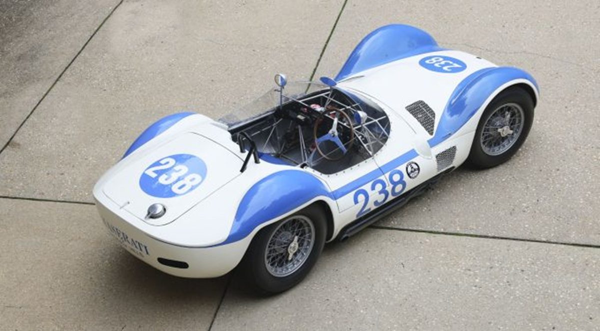 De achterkant van de oude racewagen