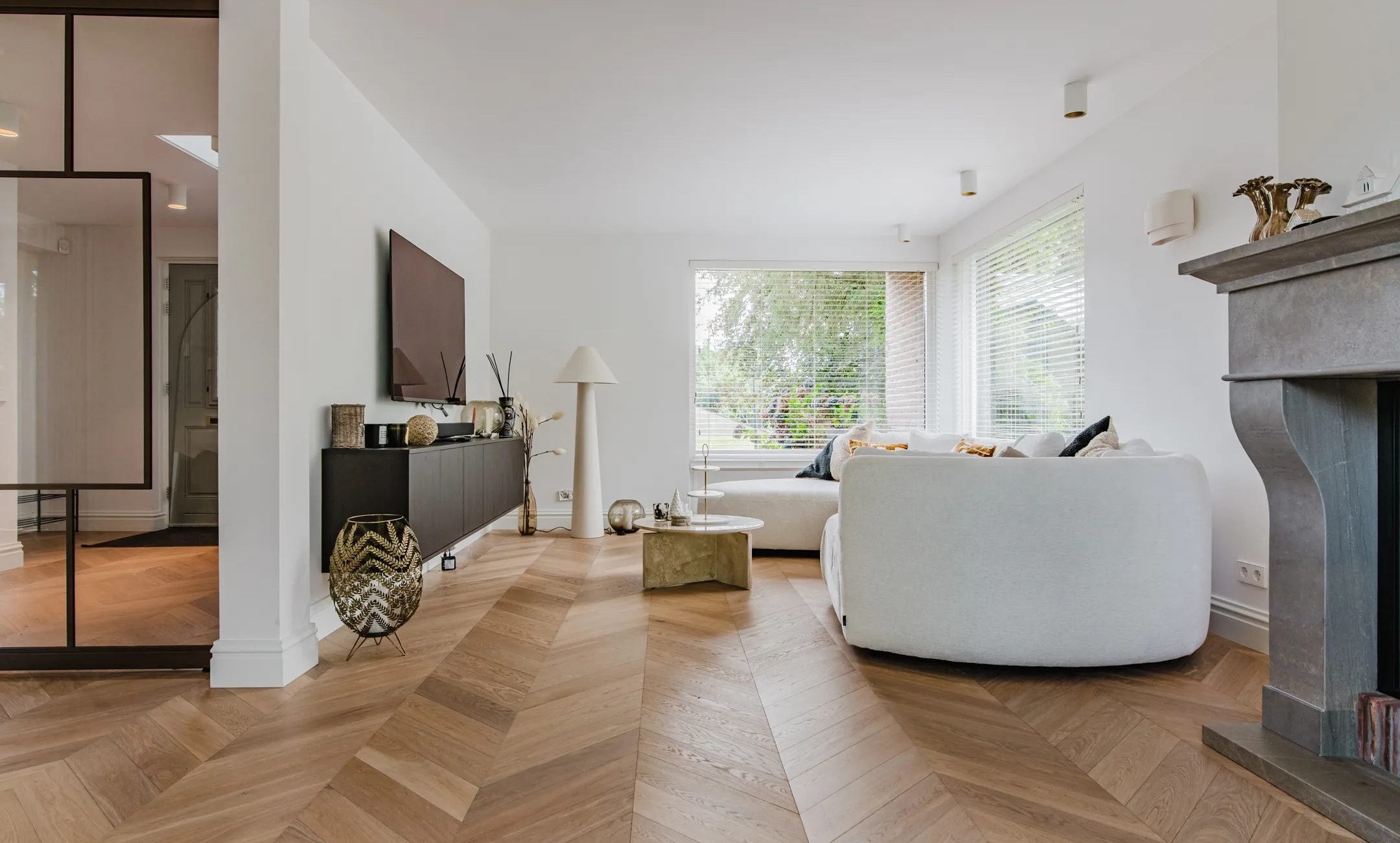 De living van de villa van Jutta Leerdam