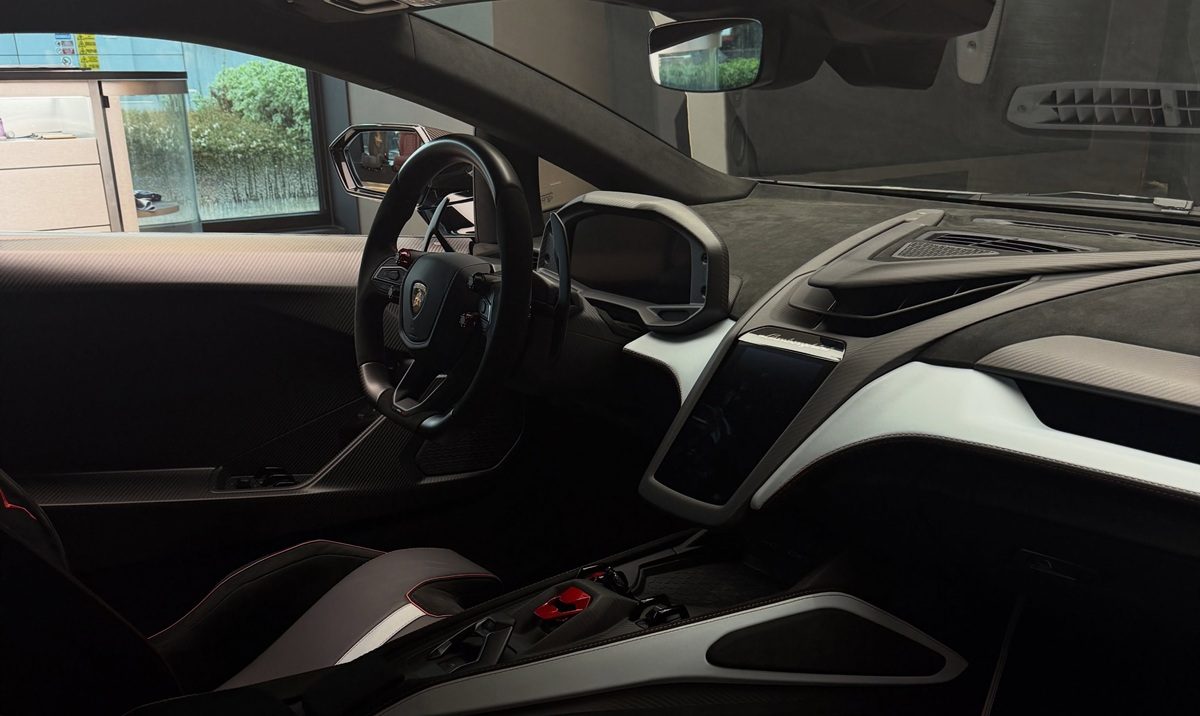 De cabine van de Lamborghini van Salar Azimi