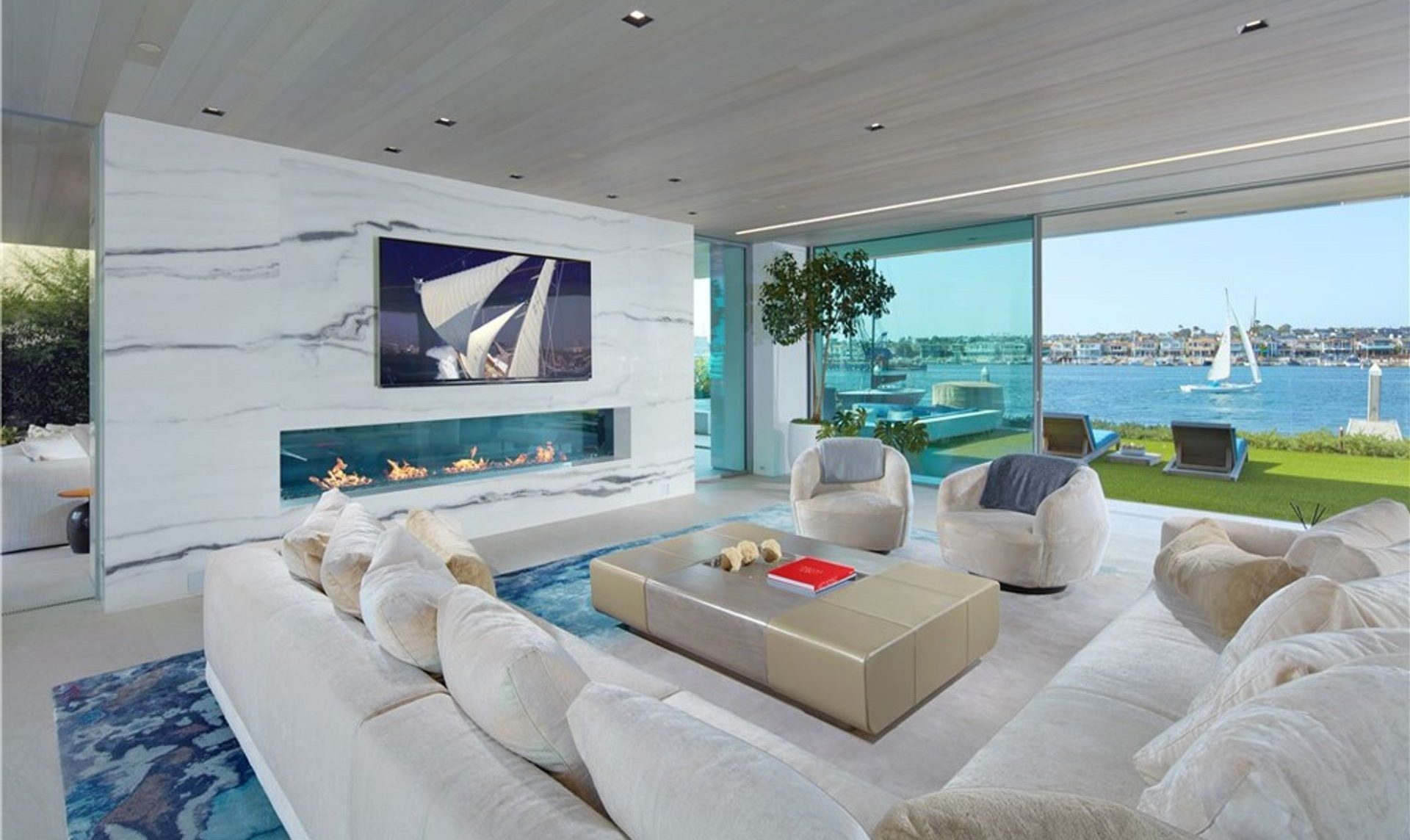 De luxueuze living van het huis