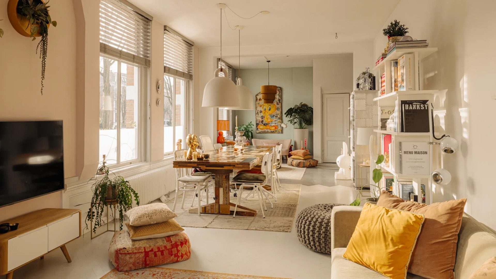 De woonkamer in de woning van Bridget Maasland in Amsterdam