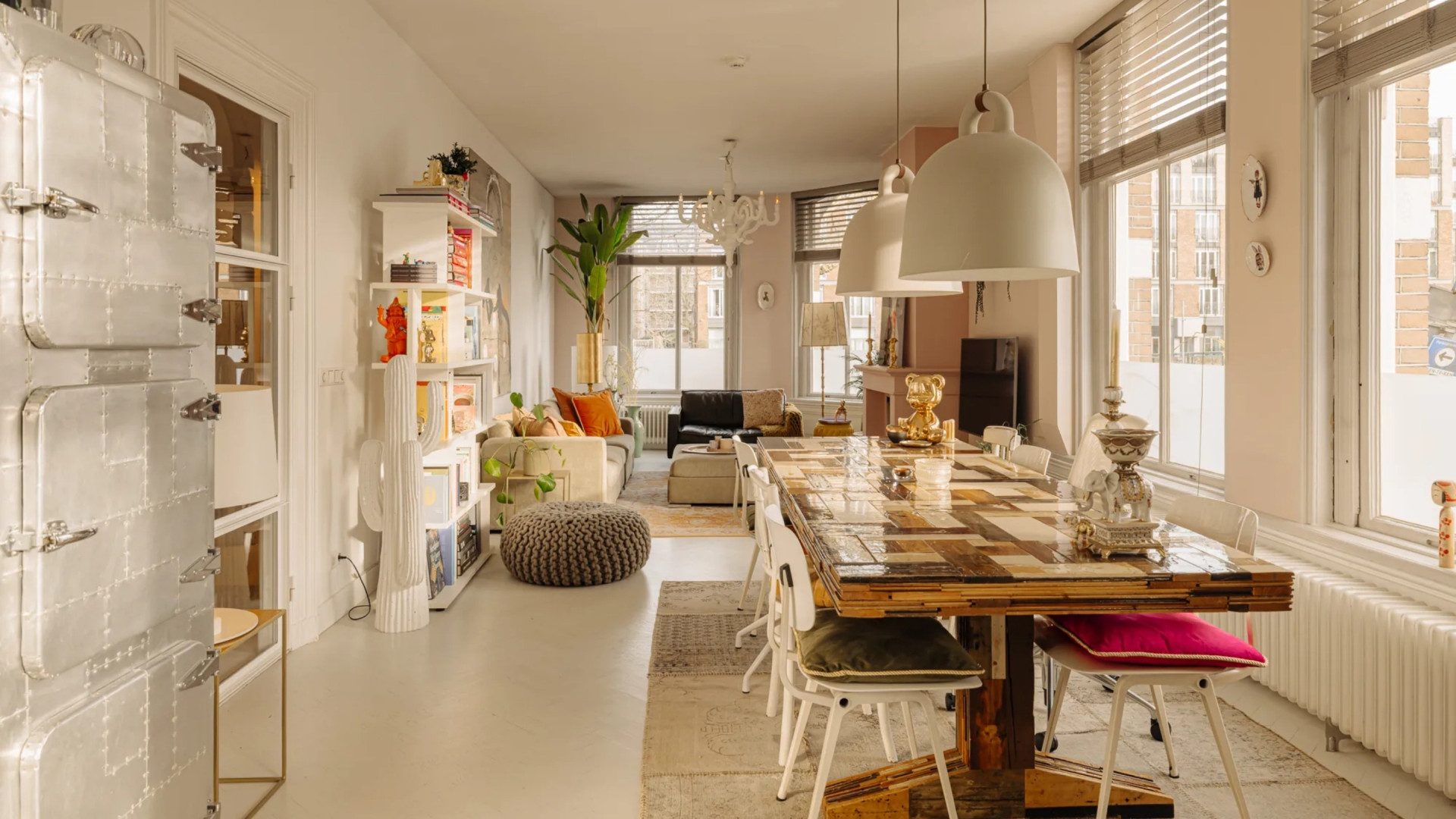 De eetkamer in de woning van Bridget Maasland in Amsterdam