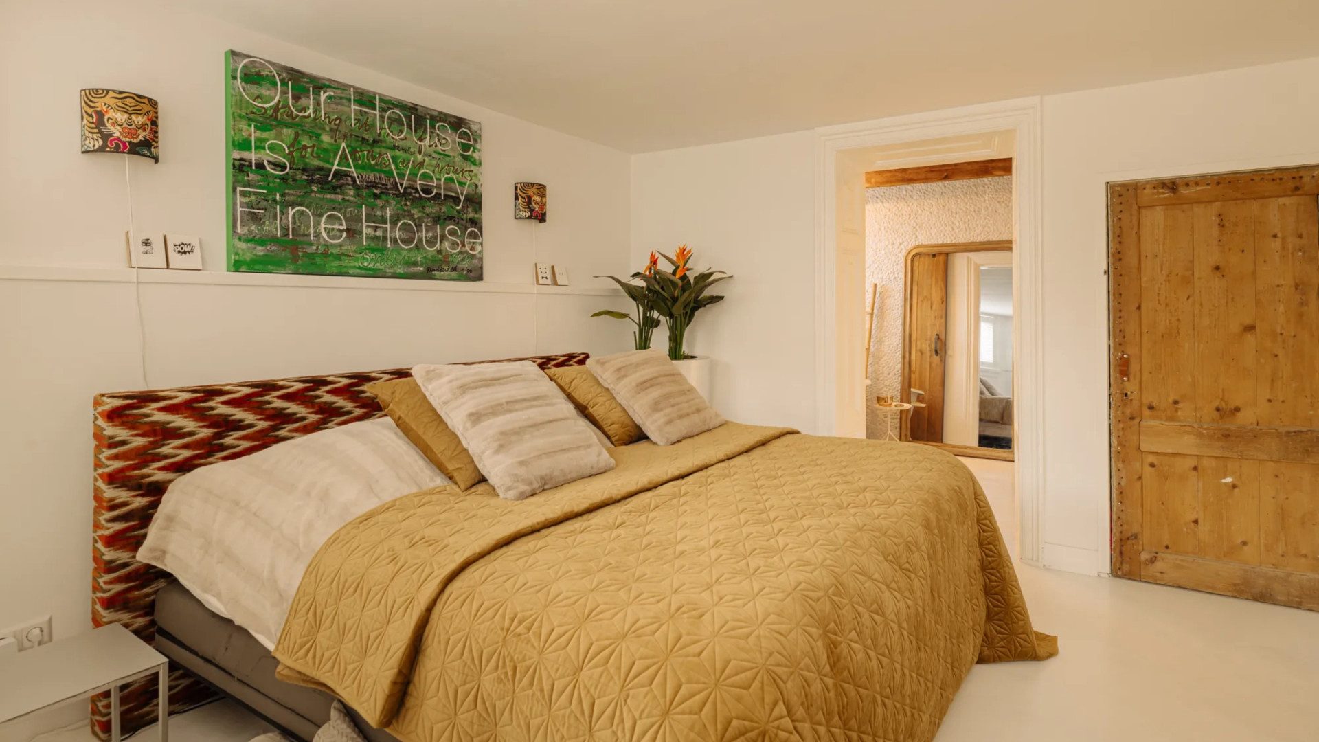 De slaapkamer in de woning van Bridget Maasland in Amsterdam