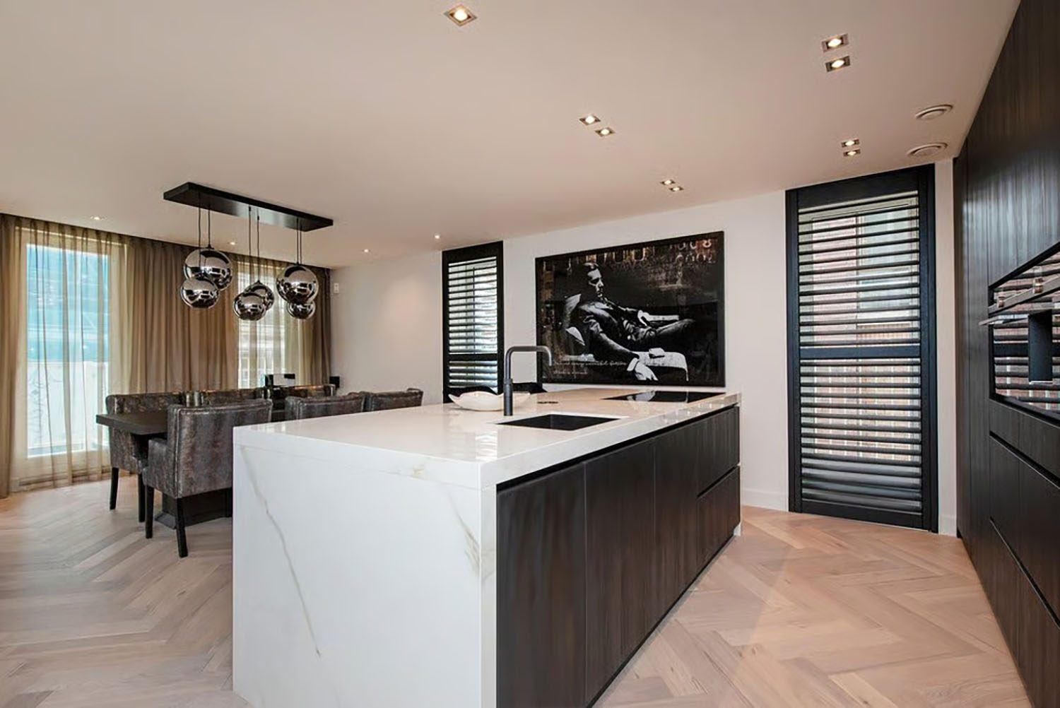 De keuken in het appartement van Steven Bergwijn in Amsterdam