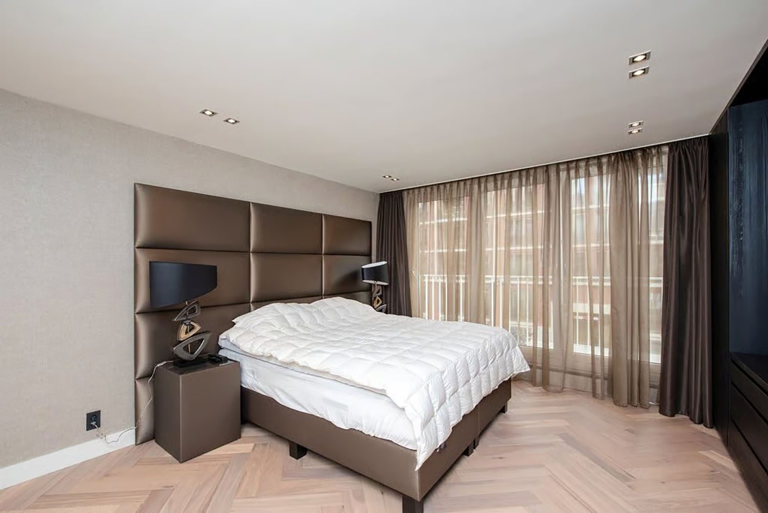 De slaapkamer in het appartement van Steven Bergwijn in Amsterdam