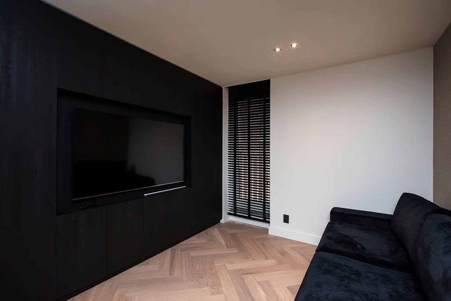 De bioscoopkamer in het appartement van Steven Bergwijn in Amsterdam
