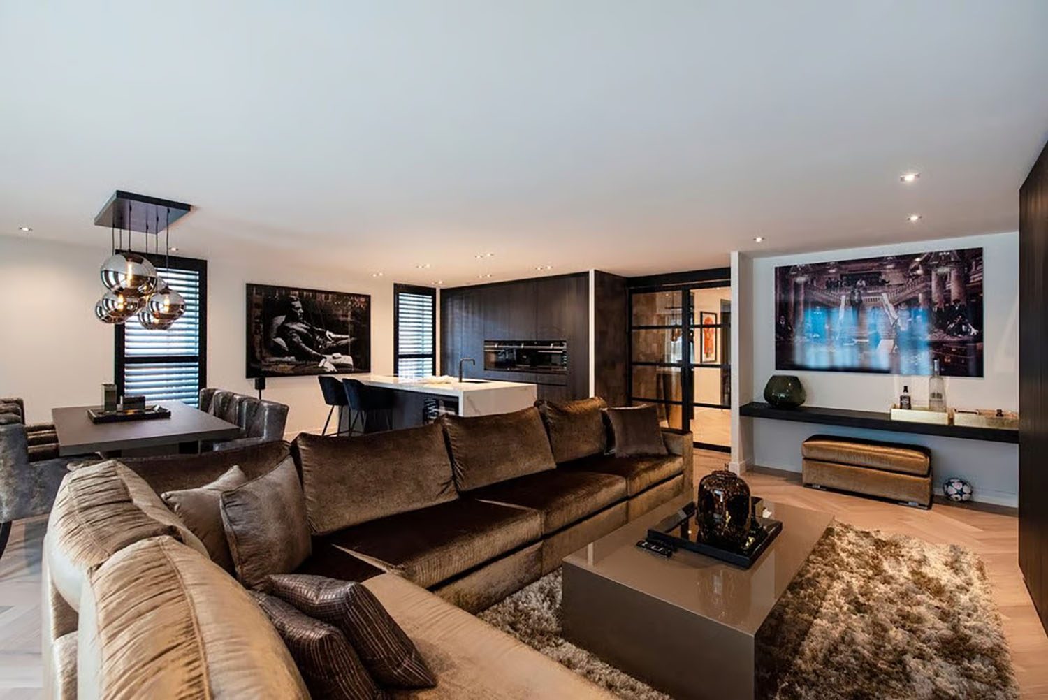 De woonkamer in het appartement van Steven Bergwijn in Amsterdam