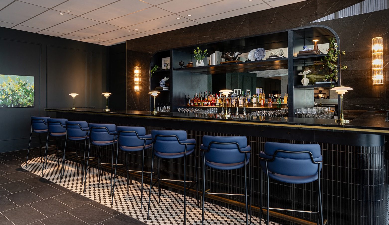 De bar met diverse alcoholische versnaperingen