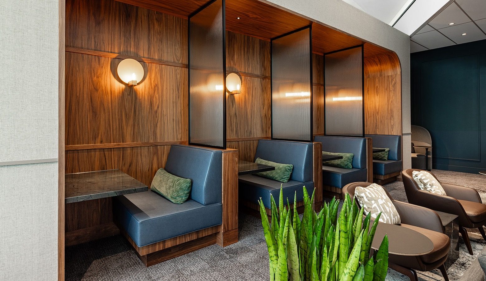 Eén van de vele zitgelegenheden in de nieuwe Centurion Lounge op Schiphol
