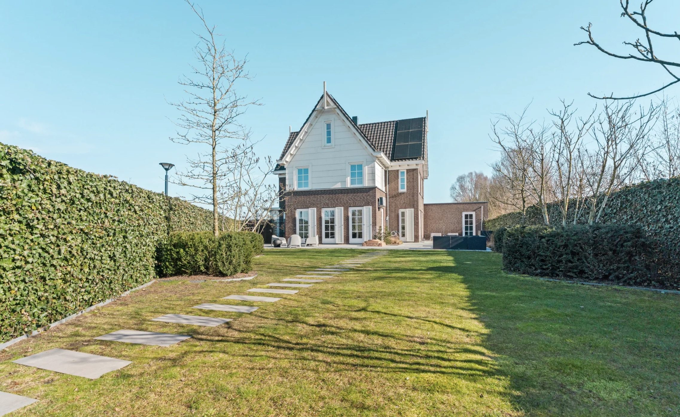 De achterzijde van de woning van Rafael van der Vaart in Huissen