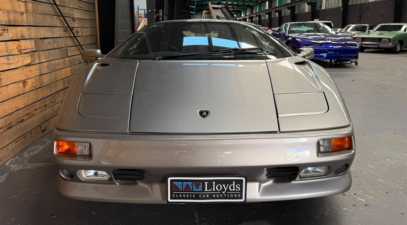 De neus van de oude supercar