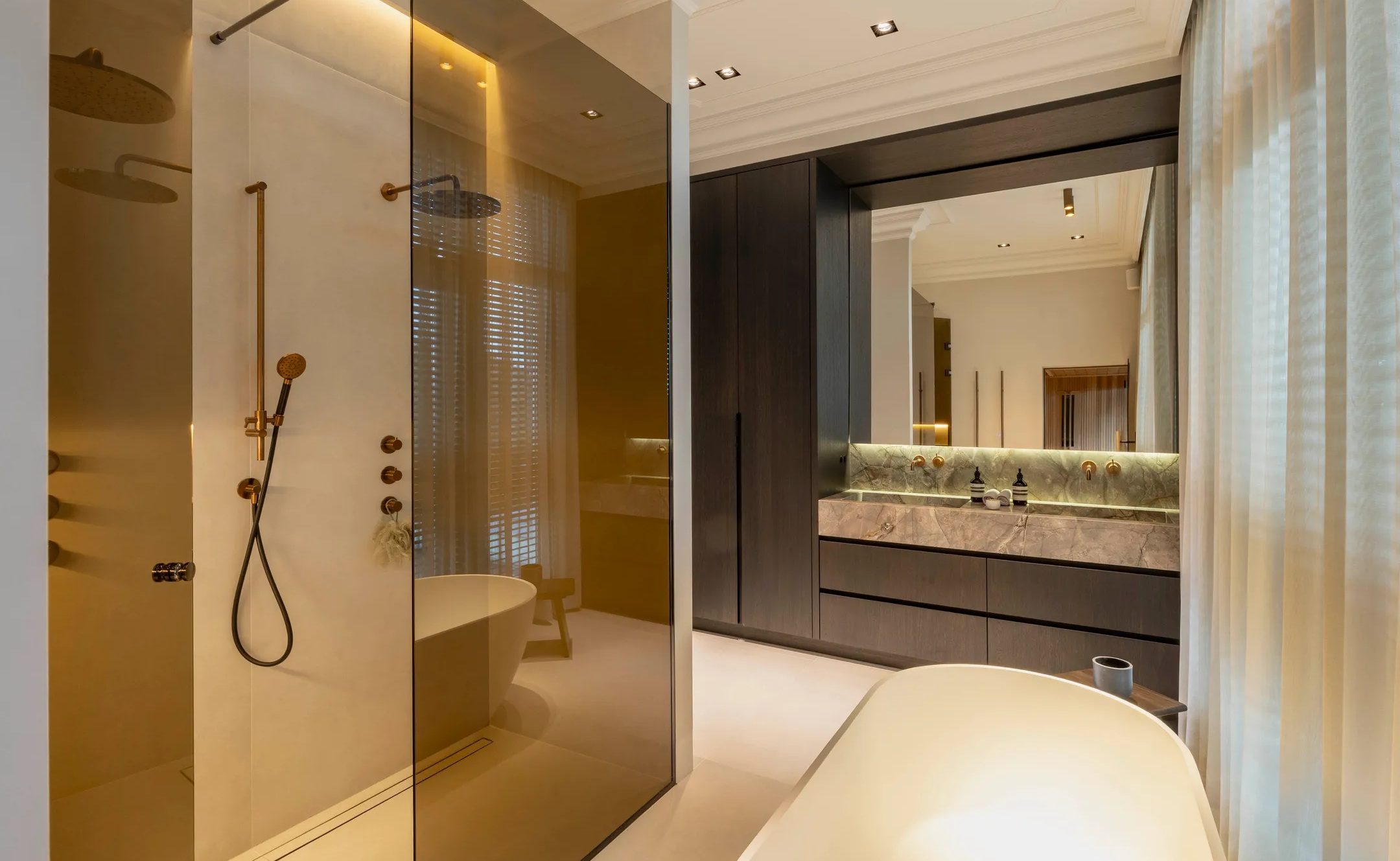De badkamer met ligbad
