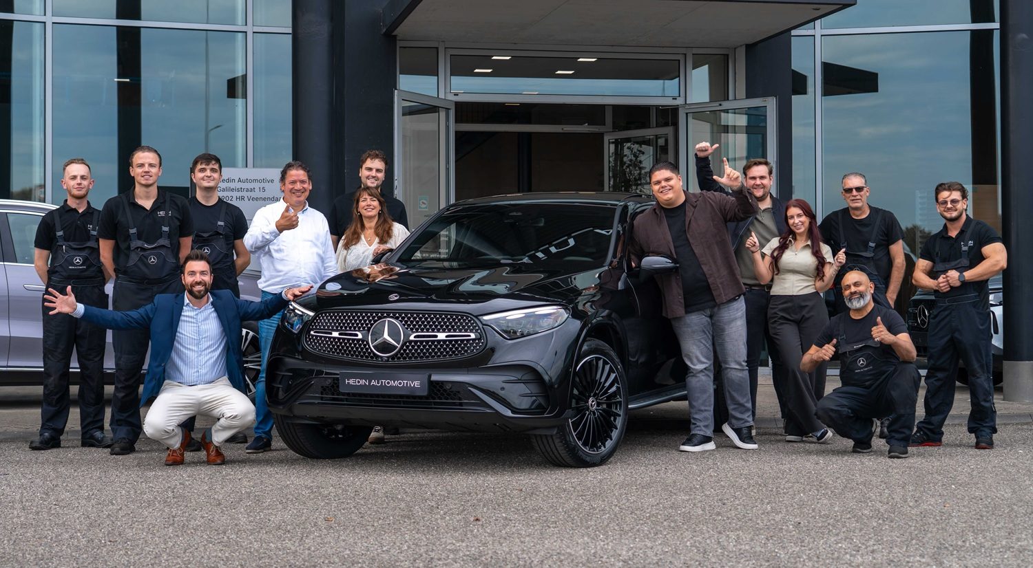 Justen de Wildt naast zijn nieuwe Mercedes