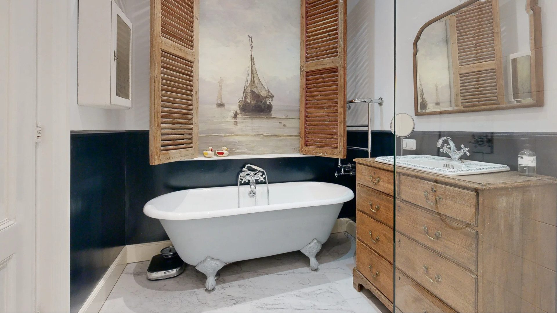 De badkamer met ligbad
