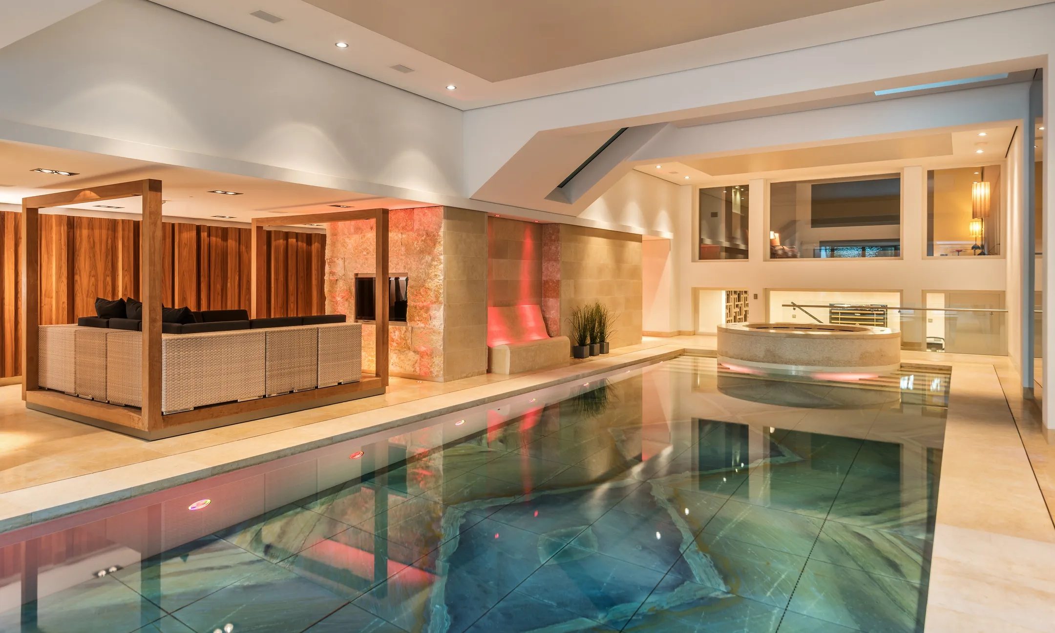 Het inpandige zwembad van de woning